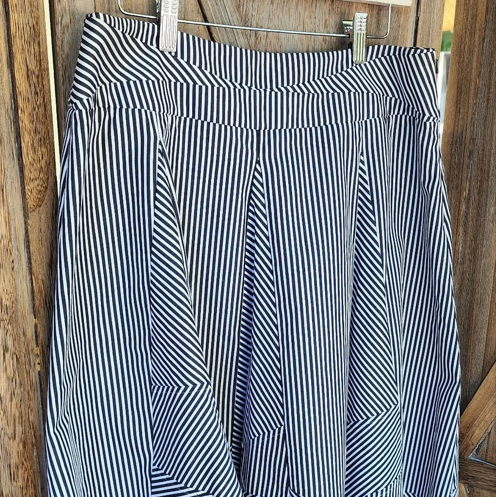 Chelsea & Theodore Ladies Skirt - Picture 2 of 4